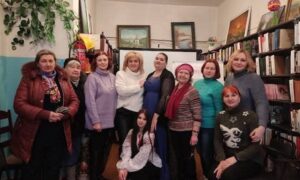 «Між нами дівчатами»: у Марганці відбувся розмовний клуб за участі артистів із Дніпра (фото)