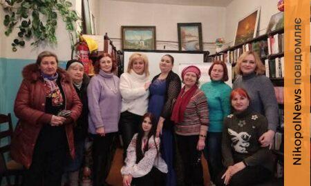 «Між нами дівчатами»: у Марганці відбувся розмовний клуб за участі артистів із Дніпра (фото)
