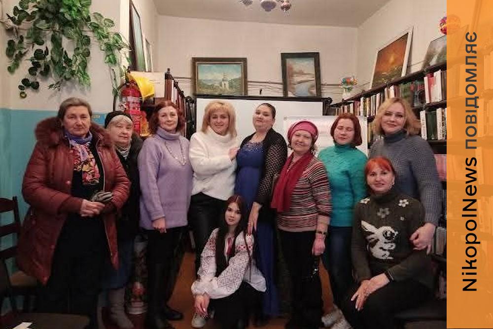 «Між нами дівчатами»: у Марганці відбувся розмовний клуб за участі артистів із Дніпра (фото)