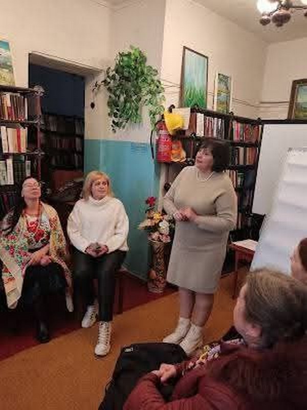 «Між нами дівчатами»: у Марганці відбувся розмовний клуб за участі артистів із Дніпра (фото)