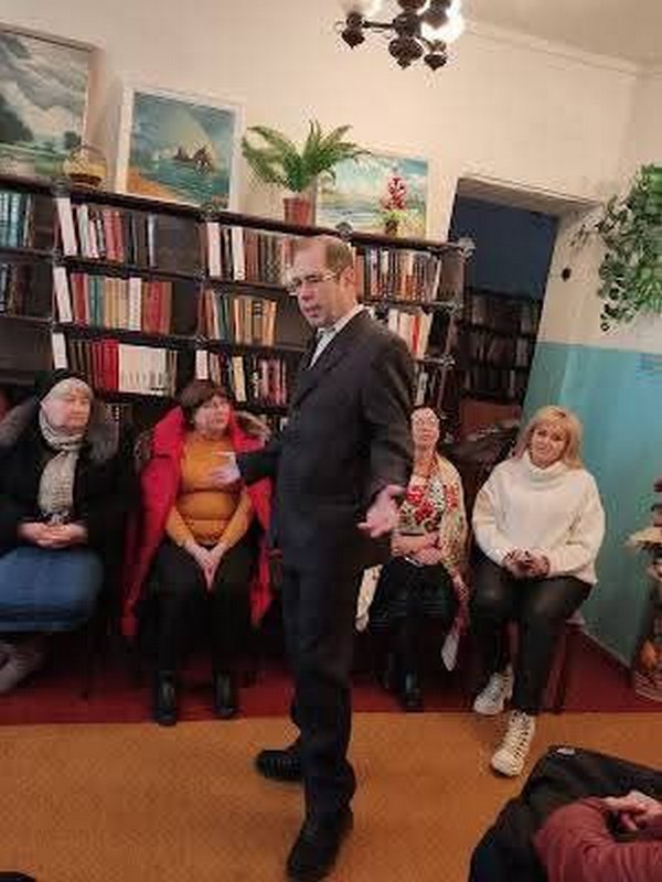 «Між нами дівчатами»: у Марганці відбувся розмовний клуб за участі артистів із Дніпра (фото)