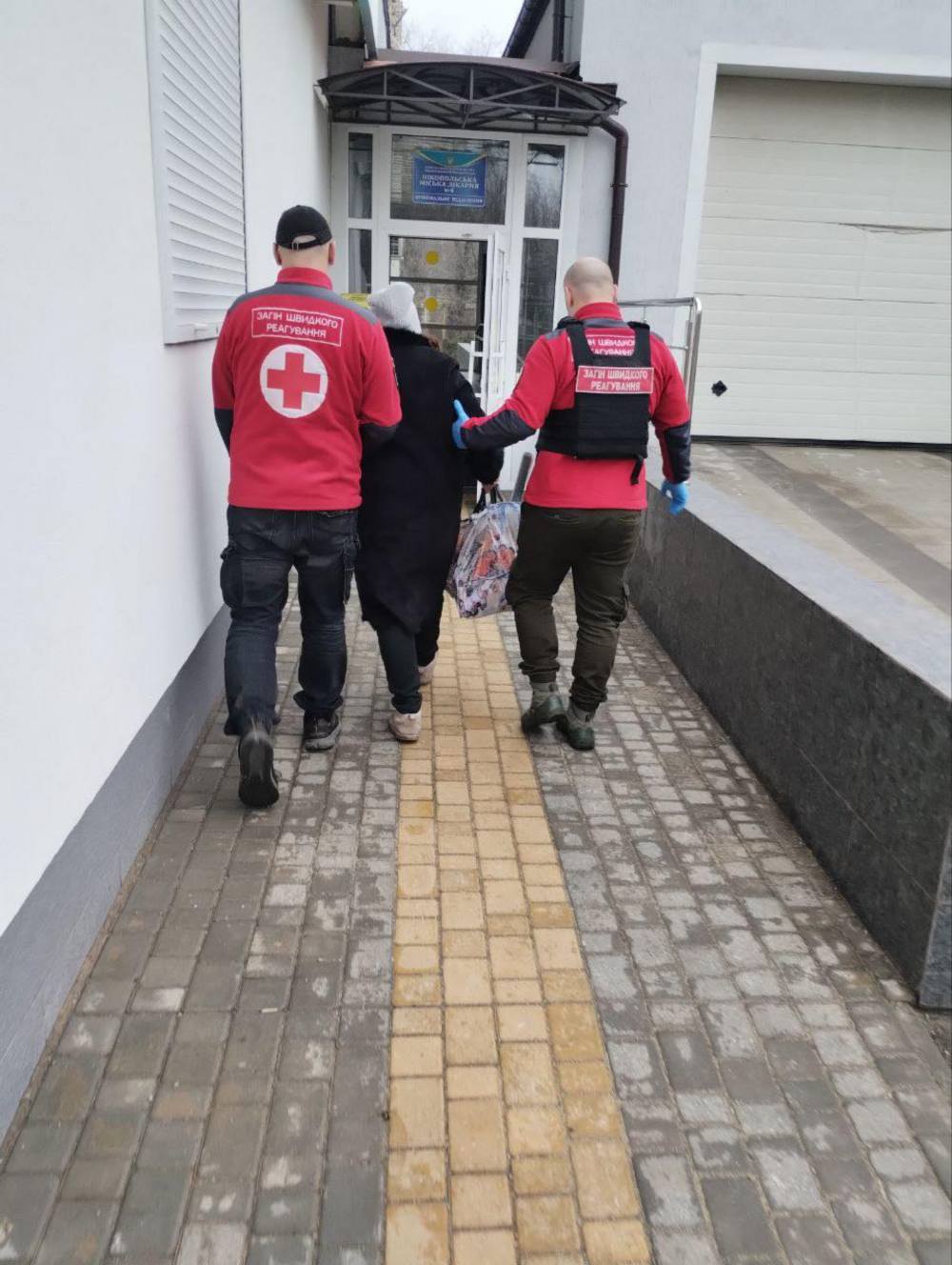 у Нікополі волонтери надали допомогу пораненій жінці