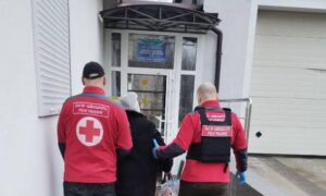 у Нікополі волонтери надали допомогу пораненій жінці 2