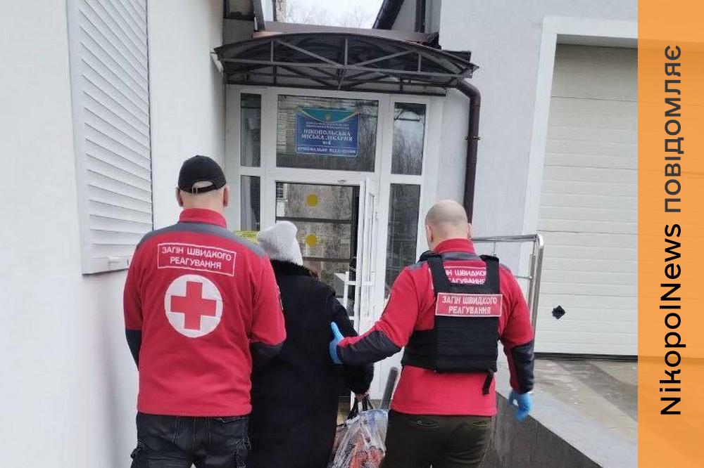 Евакуювали до лікарні: у Нікополі волонтери надали допомогу пораненій жінці 1 у Нікополі волонтери надали допомогу пораненій жінці 2