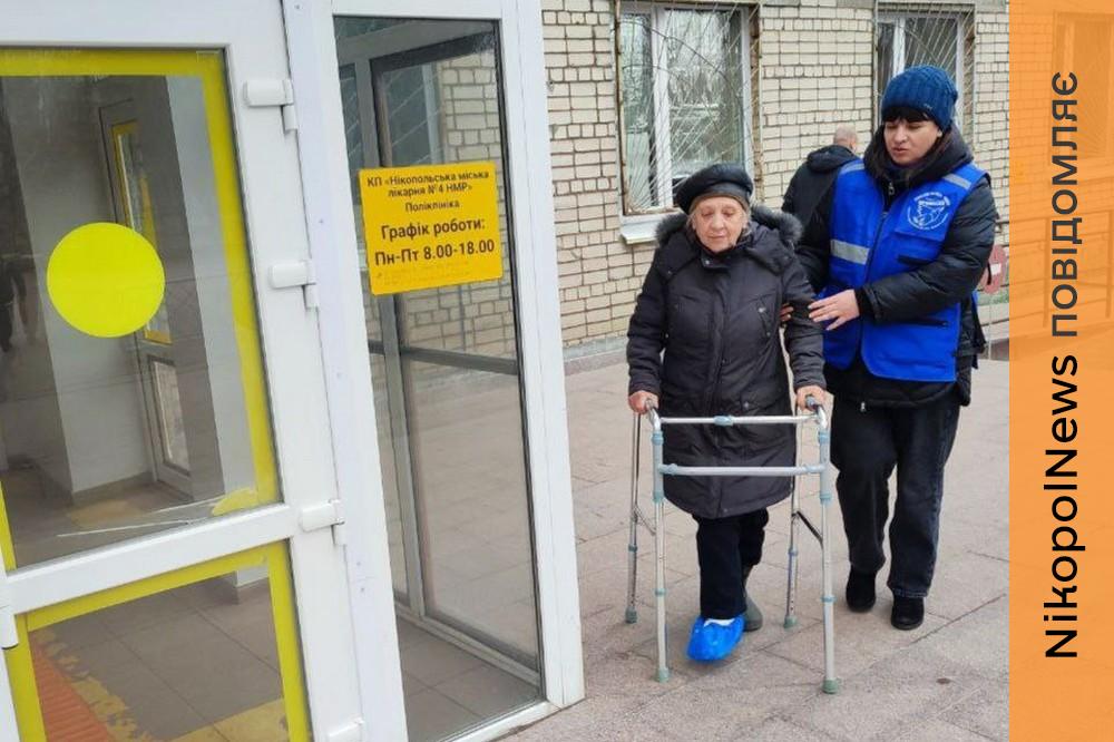 В її двір прилетів ворожий снаряд... У Нікополі «Проліска» допомогла жінці переїхати до подруги і відвідати лікаря (фото) 2 у Нікополі 3