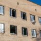 У прихистку для переселенців в Дніпрі вибило приблизно 50 вікон: як ліквідовують наслідки нічної атаки (фото) 38 в Дніпрі 5