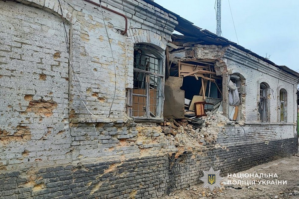 Ворог вдарив по прибережній частині Нікополя і поранив чоловіка, під ударами були район і область – багато руйнувань (фото)