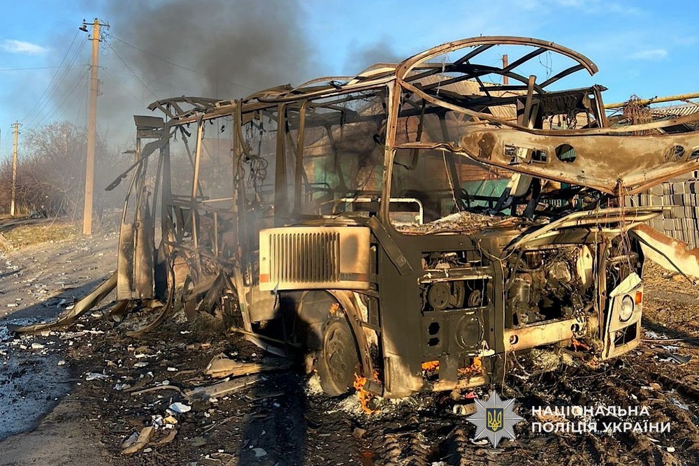 90 ударів по НІкопольщині, згорів автобус, загинула родина на Синельниківщині: всього 4 вбитих і 7 поранених на Дніпропетровщині за добу (фото)