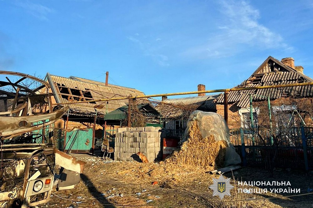 90 ударів по НІкопольщині, згорів автобус, загинула родина на Синельниківщині: всього 4 вбитих і 7 поранених на Дніпропетровщині за добу (фото)