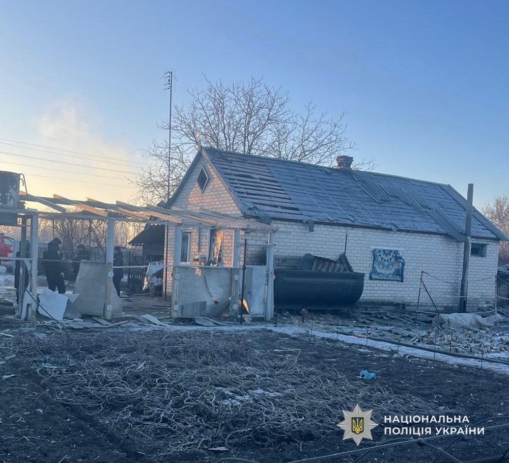 На Нікопольщині дрони атакували поліцію і фермера, на Синельниківщині вдарили по будинку: троє поранених (фото)