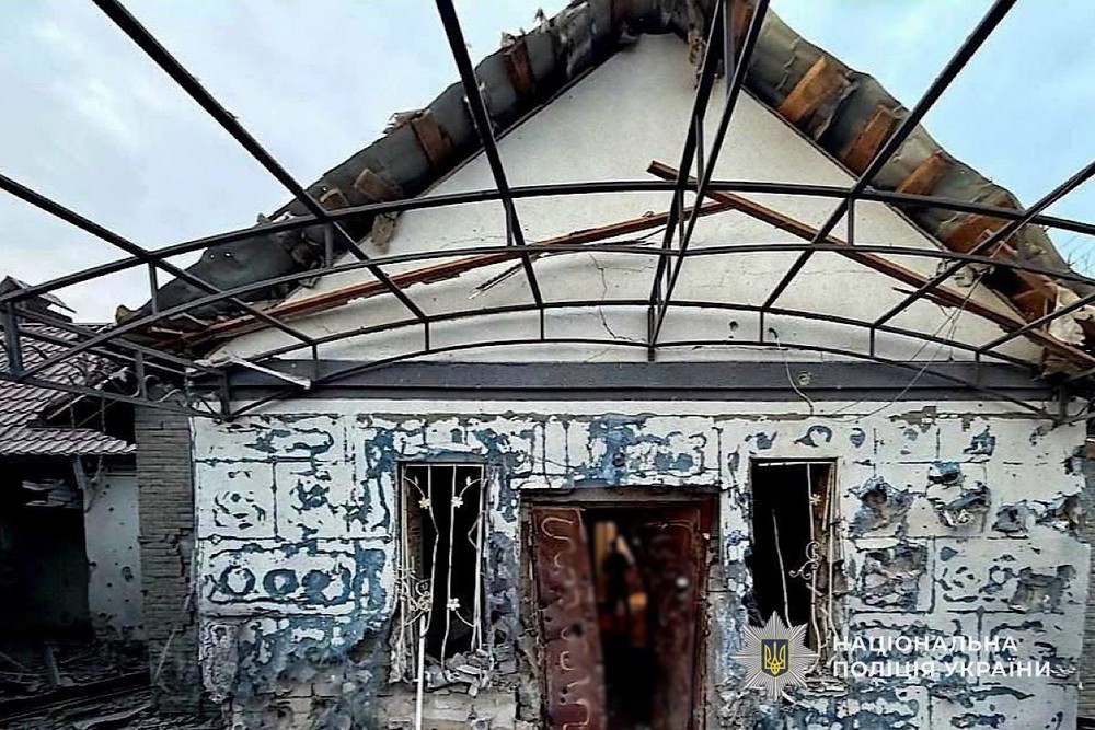 90 ударів по НІкопольщині, згорів автобус, загинула родина на Синельниківщині: всього 4 вбитих і 7 поранених на Дніпропетровщині за добу (фото)