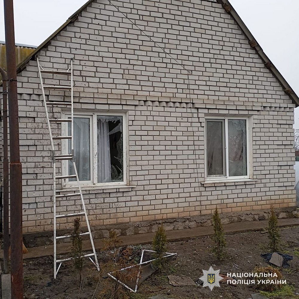 Ворог вдарив по прибережній частині Нікополя і поранив чоловіка, під ударами були район і область – багато руйнувань (фото)