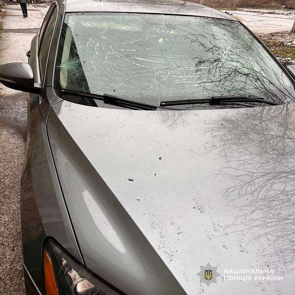 Ворог вдарив по прибережній частині Нікополя і поранив чоловіка, під ударами були район і область – багато руйнувань (фото)