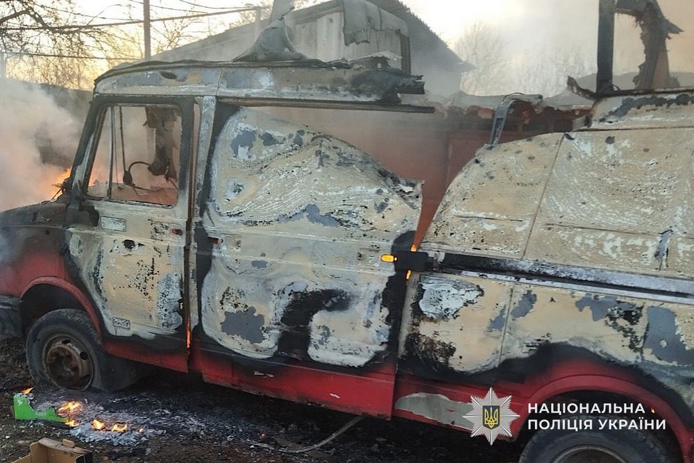 90 ударів по НІкопольщині, згорів автобус, загинула родина на Синельниківщині: всього 4 вбитих і 7 поранених на Дніпропетровщині за добу (фото)