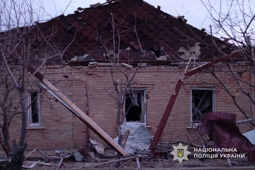 90 ударів по НІкопольщині, згорів автобус, загинула родина на Синельниківщині: всього 4 вбитих і 7 поранених на Дніпропетровщині за добу (фото)