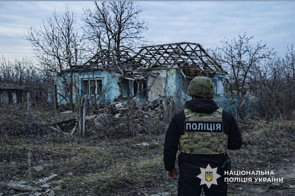 90 ударів по НІкопольщині, згорів автобус, загинула родина на Синельниківщині: всього 4 вбитих і 7 поранених на Дніпропетровщині за добу (фото)