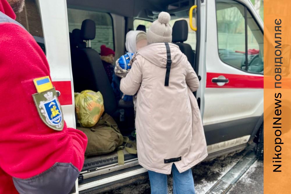 Опинилася в складних життєвих обставинах через обстріл: волонтери Нікополя евакуювали жінку з трьома маленькими дітьми 1 волонтери Нікополя 4