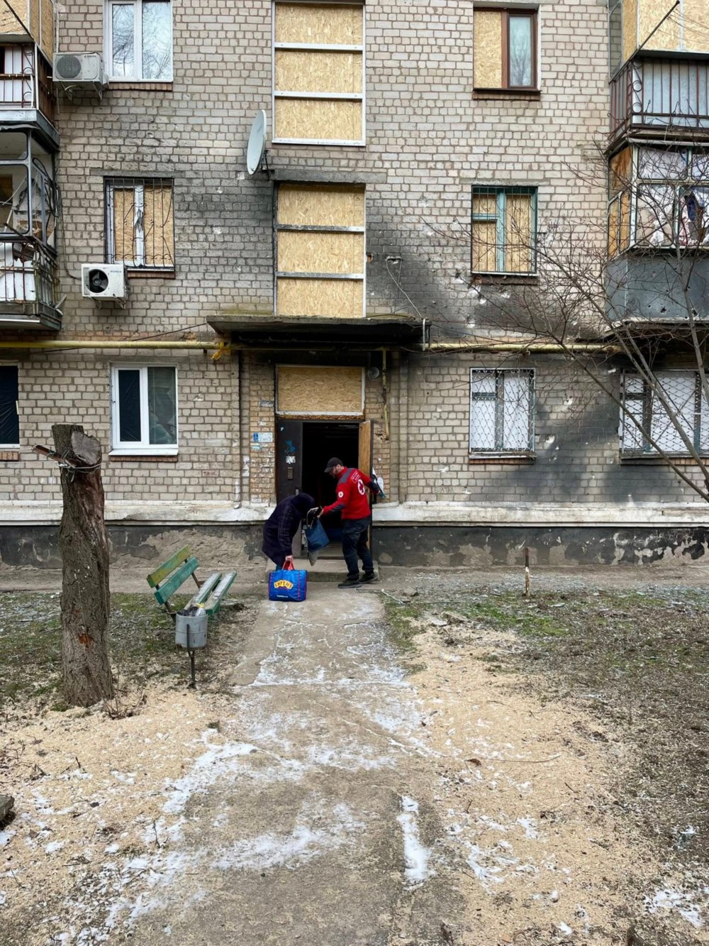 волонтери Нікополя евакуювали жінку (фото) 3 волонтери Нікополя евакуювали жінку (фото) 3