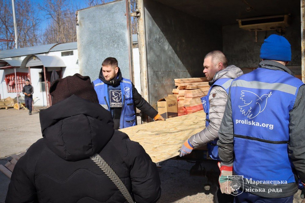 жителям Марганця 8