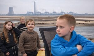 «Мешканці снують вулицями, немов здобич, якою вони і є… Діти збираються під землею» - репортаж з Нікополя Independent