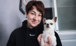 Як жити у Нікополі, вміти не переплутати ворону з дроном, мопед з шахедом, працювати на заводі і зібрати 2,6 млн для ЗСУ - відверте інтерв’ю з волонтеркою