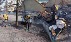 Місто-Герой тримається: комунальники Нікополя усувають наслідки ворожих ударів і наводять лад на вулицях (фото)