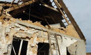 Потрощені дахі і стіни будинків, понівечено інфраструктуру, виникли пожежі: Нікополь і район, Криворіжжя, Синельниківщина, Кам’янський і Самарівський райони були під ударами ворога (фото)
