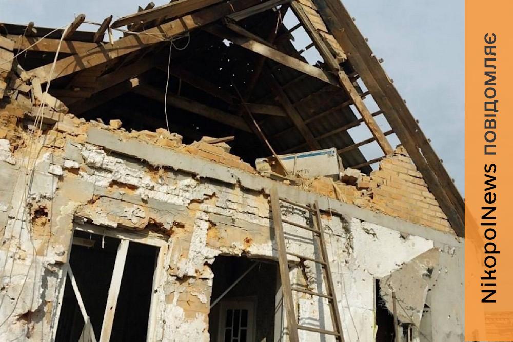 Потрощені дахі і стіни будинків, понівечено інфраструктуру, виникли пожежі: Нікополь і район, Криворіжжя, Синельниківщина, Кам’янський і Самарівський райони були під ударами ворога (фото)