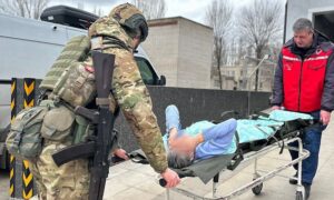«Тепер все буде добре»: «Білі Янголи» евакуювали з Нікополя і району чотирьох маломобільних людей (фото, відео)