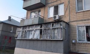 У Нікополі побито багатоповерхівки і автівки, двоє поранених у Кривому Розі, під ударом була і Синельниківщина (фото)