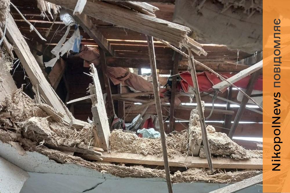 Ворог зруйнував будинок у Марганці під час нічного обстрілу (фото) 1 Ворог зруйнував будинок у Марганці під час нічного обстрілу (фото)
