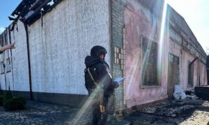 Ворог полював на транспорт у Нікополі, бив по будинках і адмінбудівлі – серед постраждалих поліцейська, також під ударом були громади району, Кривий Ріг і Синельниківщина – поліція