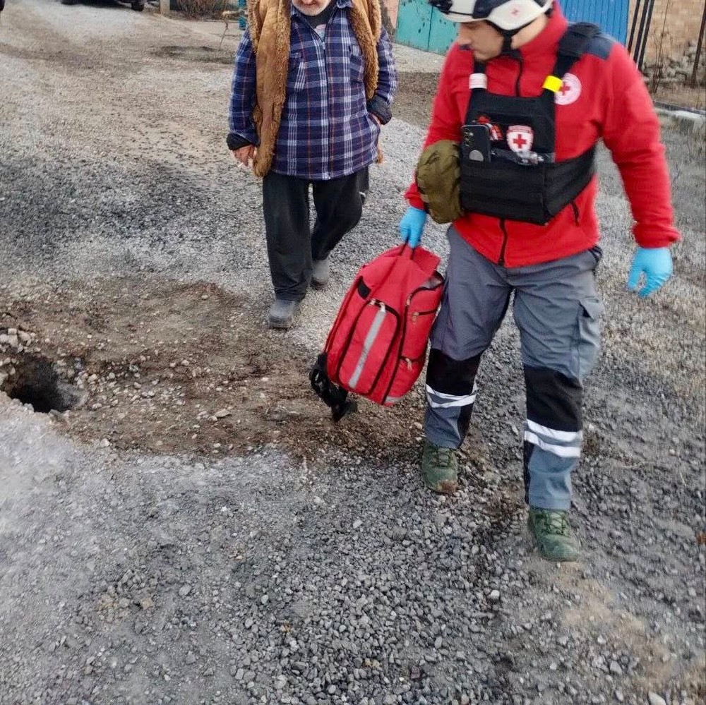 «Тишу сплячого міста розірвали потужні вибухи РСЗВ»: у Нікополі сьогодні волонтери допомагали рятувати поранених (фото)