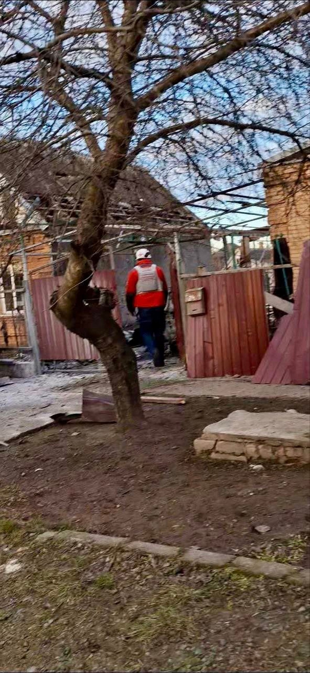 «Тишу сплячого міста розірвали потужні вибухи РСЗВ»: у Нікополі сьогодні волонтери допомагали рятувати поранених (фото)