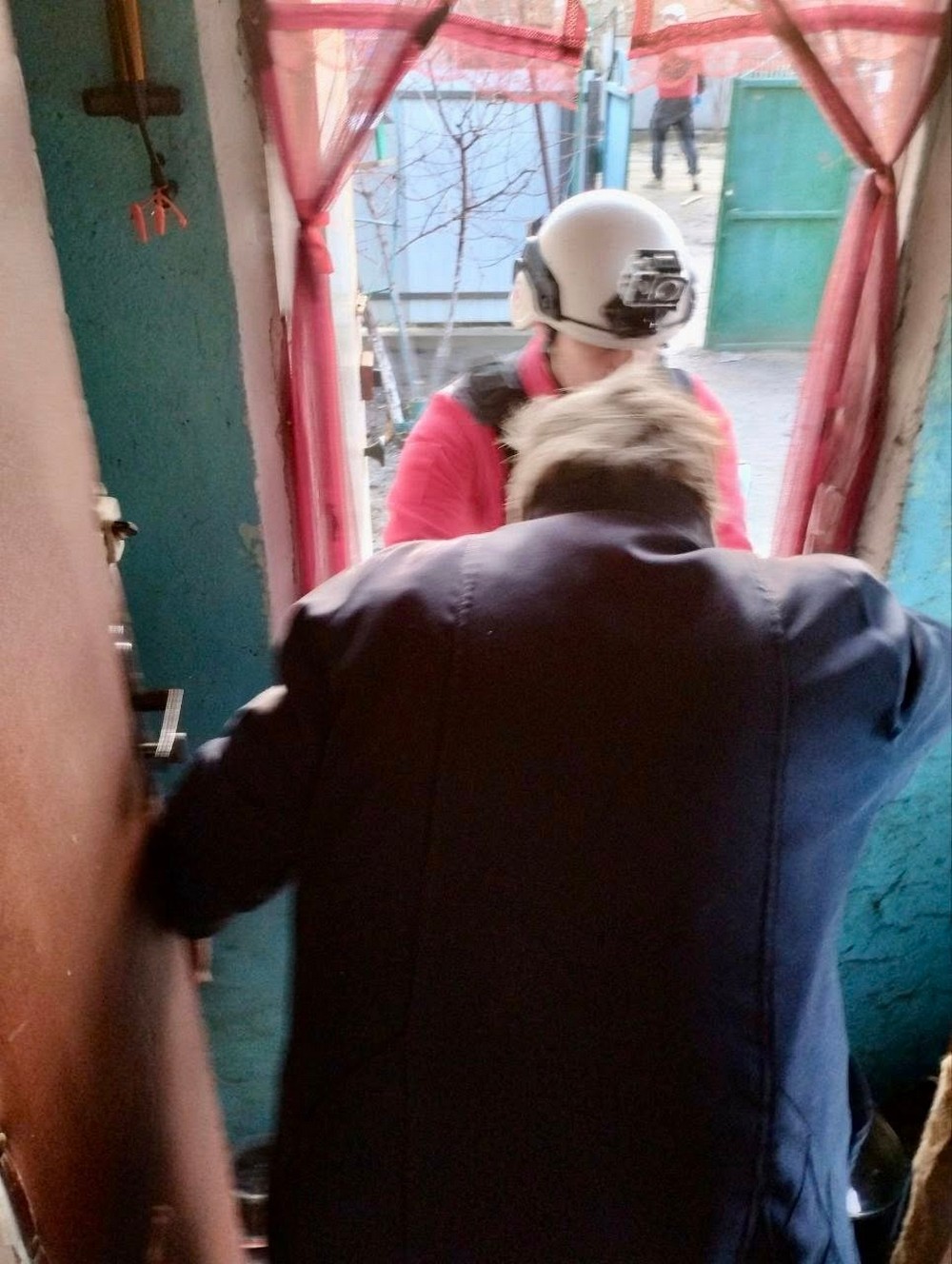 «Тишу сплячого міста розірвали потужні вибухи РСЗВ»: у Нікополі сьогодні волонтери допомагали рятувати поранених (фото)