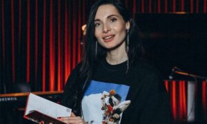 Публічна бібліотека Покрова отримала подарунки від книжкового волонтера і поетеси (фото)