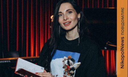 Публічна бібліотека Покрова отримала подарунки від книжкового волонтера і поетеси (фото)