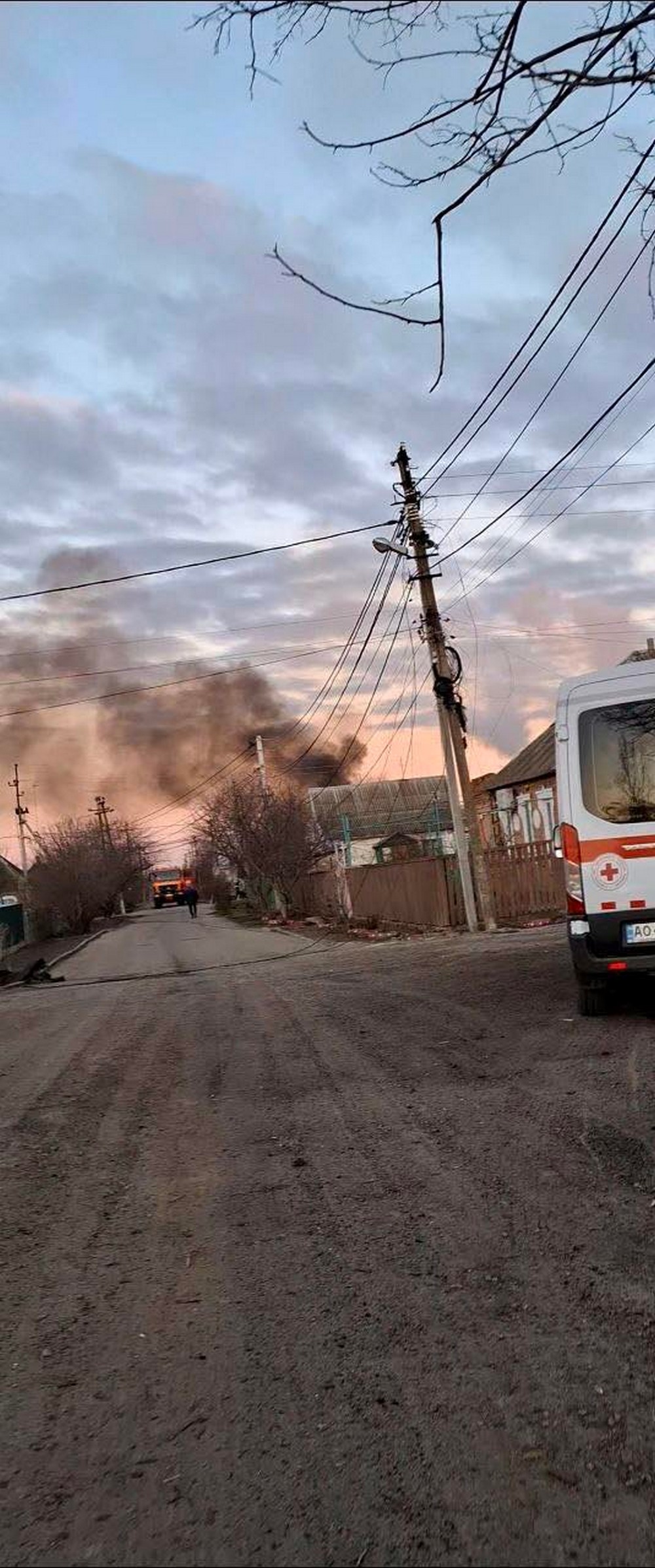 «Тишу сплячого міста розірвали потужні вибухи РСЗВ»: у Нікополі сьогодні волонтери допомагали рятувати поранених (фото)