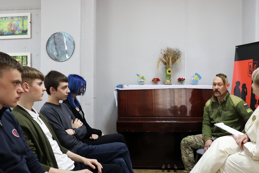 «На фронті завжди носив з собою оберіг - малюнок доньки»: у Покрові ветеран зустрівся з учнями ліцею «На фронті завжди носив з собою оберіг - малюнок доньки»: у Покрові ветеран зустрівся з учнями ліцею