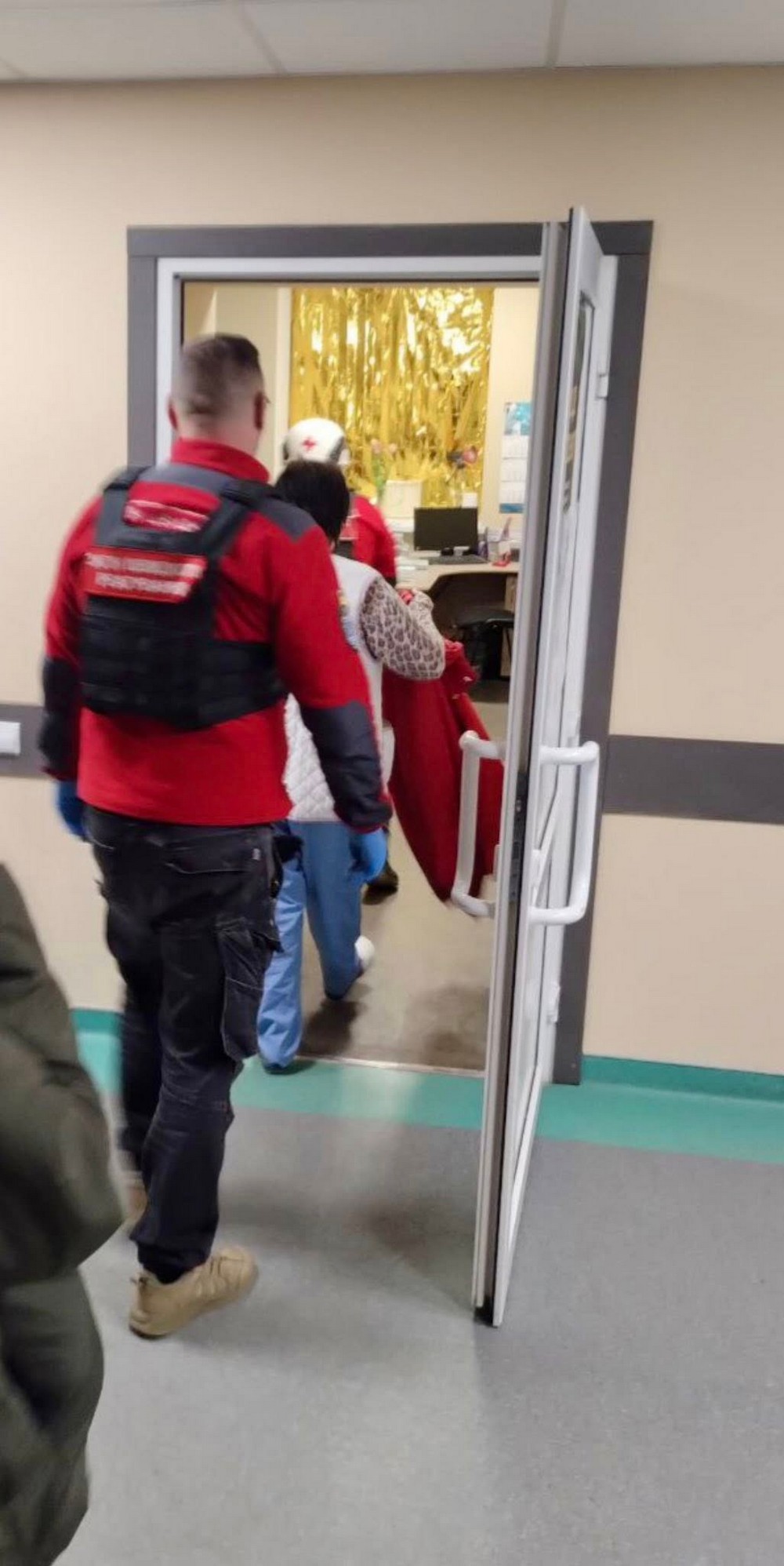 «Тишу сплячого міста розірвали потужні вибухи РСЗВ»: у Нікополі сьогодні волонтери допомагали рятувати поранених (фото)