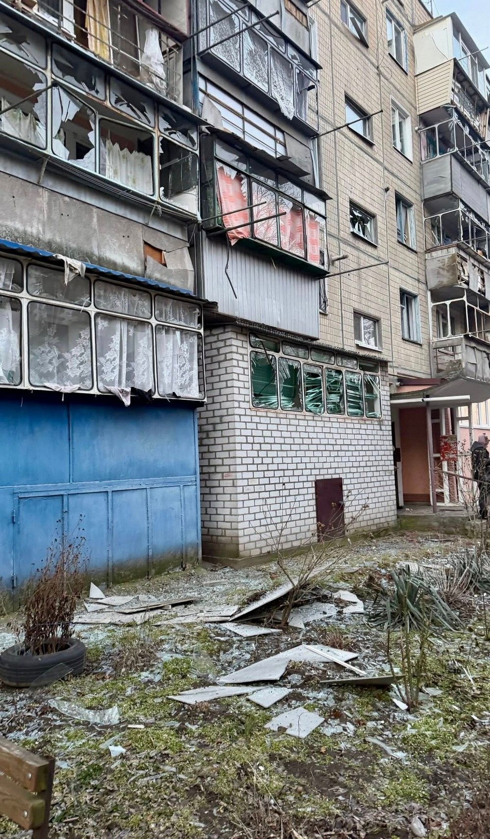 «Тишу сплячого міста розірвали потужні вибухи РСЗВ»: у Нікополі сьогодні волонтери допомагали рятувати поранених (фото)