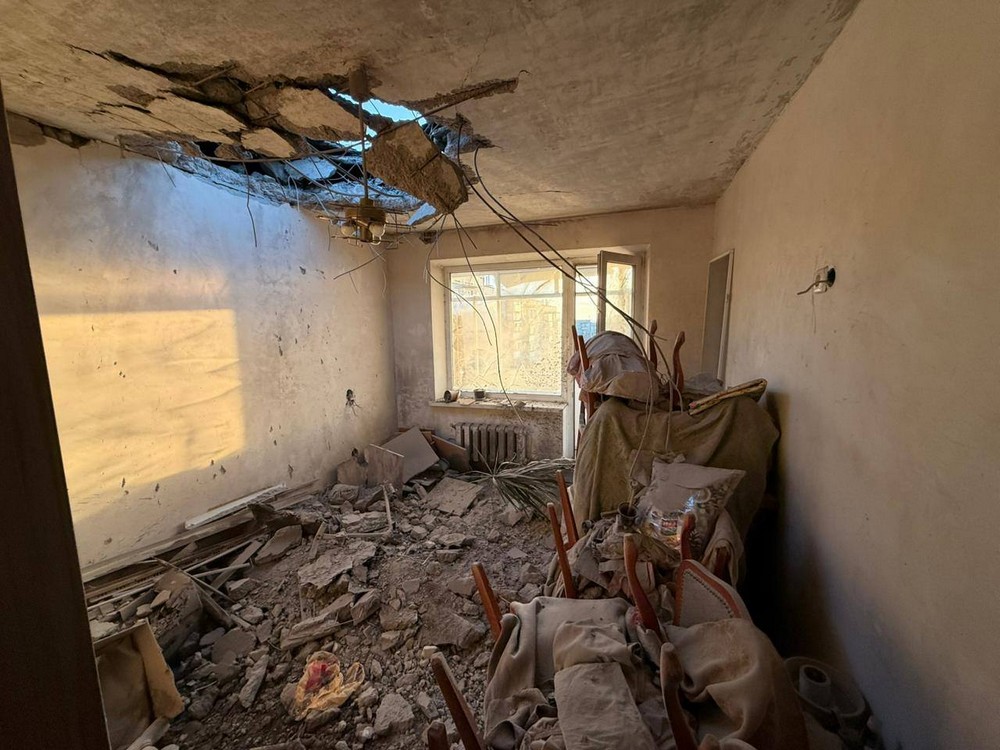 У Нікополі побито будинок культури, у Марганці поранені, також поранено людину у Кам’янському: під ударом ворога були 5 районів області (фото)