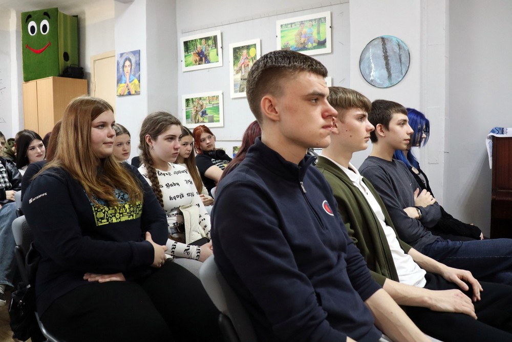 «На фронті завжди носив з собою оберіг - малюнок доньки»: у Покрові ветеран зустрівся з учнями ліцею «На фронті завжди носив з собою оберіг - малюнок доньки»: у Покрові ветеран зустрівся з учнями ліцею