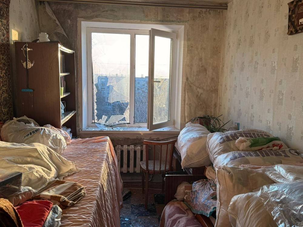 У Нікополі побито будинок культури, у Марганці поранені, також поранено людину у Кам’янському: під ударом ворога були 5 районів області (фото)