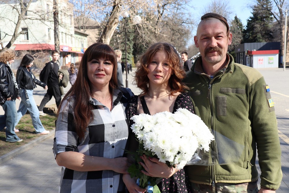 «На фронті завжди носив з собою оберіг - малюнок доньки»: у Покрові ветеран зустрівся з учнями ліцею «На фронті завжди носив з собою оберіг - малюнок доньки»: у Покрові ветеран зустрівся з учнями ліцею