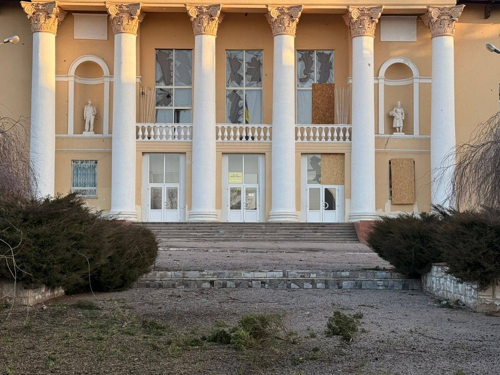 У Нікополі побито будинок культури, у Марганці поранені, також поранено людину у Кам’янському: під ударом ворога були 5 районів області (фото)