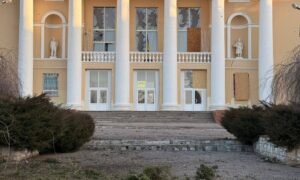 У Нікополі побито будинок культури, у Марганці поранені, також поранено людину у Кам’янському: під ударом ворога були 5 районів області (фото)