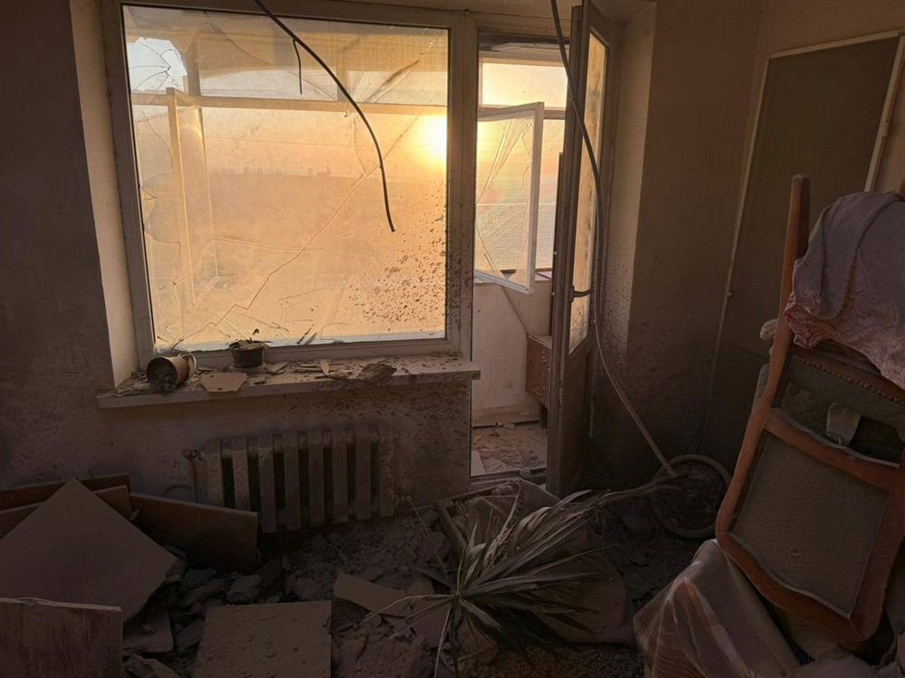 У Нікополі побито будинок культури, у Марганці поранені, також поранено людину у Кам’янському: під ударом ворога були 5 районів області (фото)