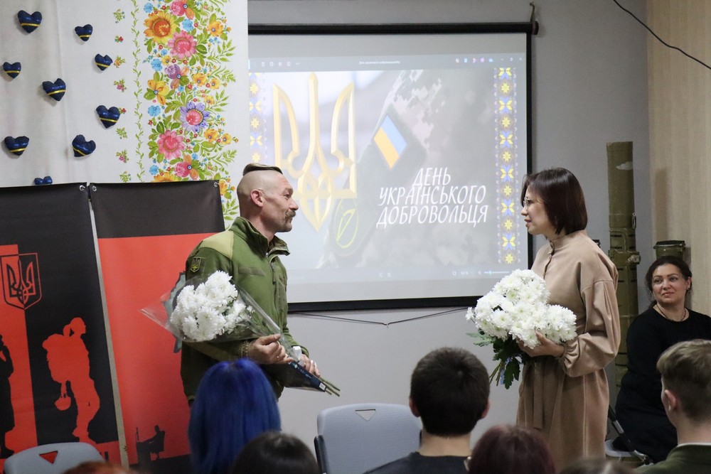 «На фронті завжди носив з собою оберіг - малюнок доньки»: у Покрові ветеран зустрівся з учнями ліцею «На фронті завжди носив з собою оберіг - малюнок доньки»: у Покрові ветеран зустрівся з учнями ліцею
