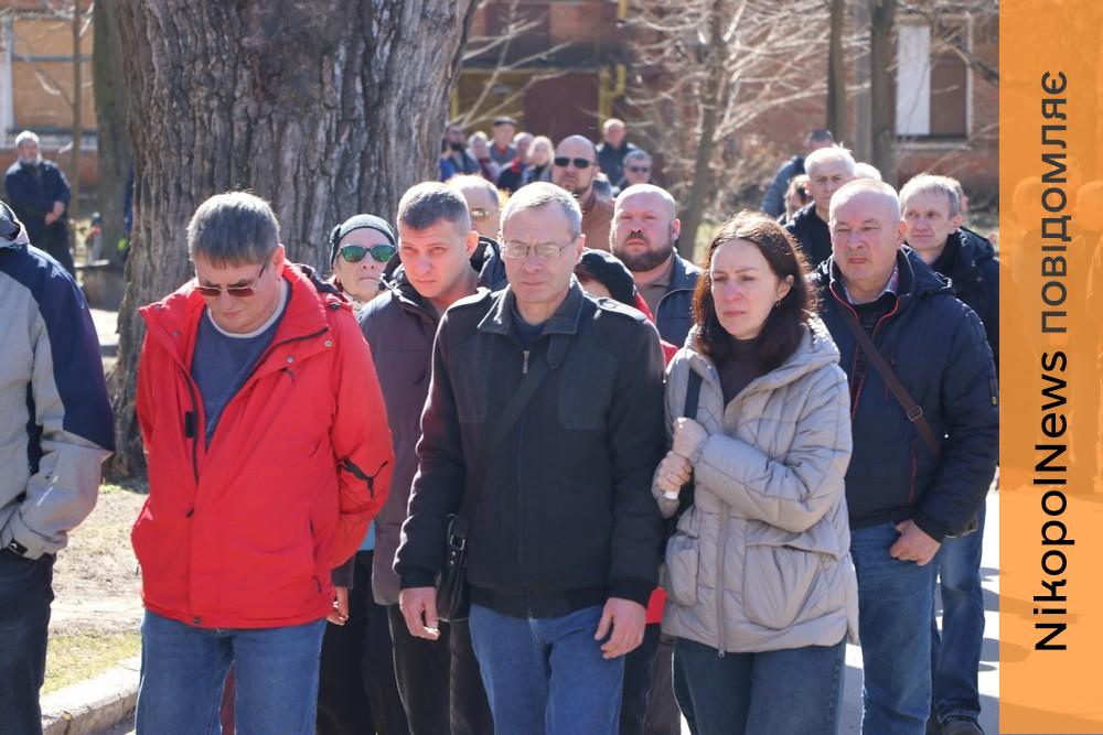 Працював на НЗФ, а під час війни захищав небо: у Нікополі сьогодні провели в останню путь Героя з 301-ї зенітної ракетної бригади (фото) 1 Працював на НЗФ, а під час війни захищав небо: у Нікополі сьогодні провели в останню путь Героя з 301-ї зенітної ракетної бригади (фото)